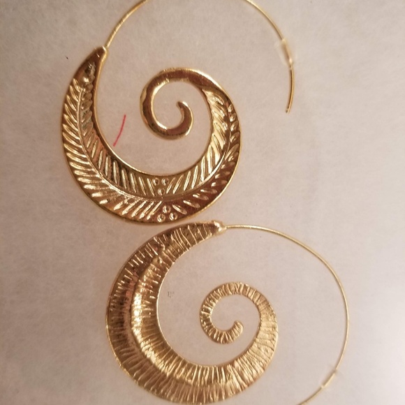tribal like gold leaf earrings - Picture 2 of 3